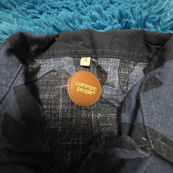 Common People Navy Blue Floral Men's Shirt Size Small - Picture 7 of 7